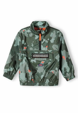 Grüner Camouflage-Windbreaker mit orangefarbenen Spritzern, hohem Kragen, halbem Reißverschluss vorne, elastischen Bündchen und einem Aufnäher "Das Abenteuer beginnt heute".