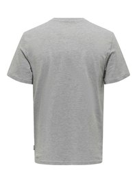 Grijze katoenen t-shirt met korte mouwen, een ronde hals en een rechte snit. Gladde textuur zonder zichtbare patronen of accenten.