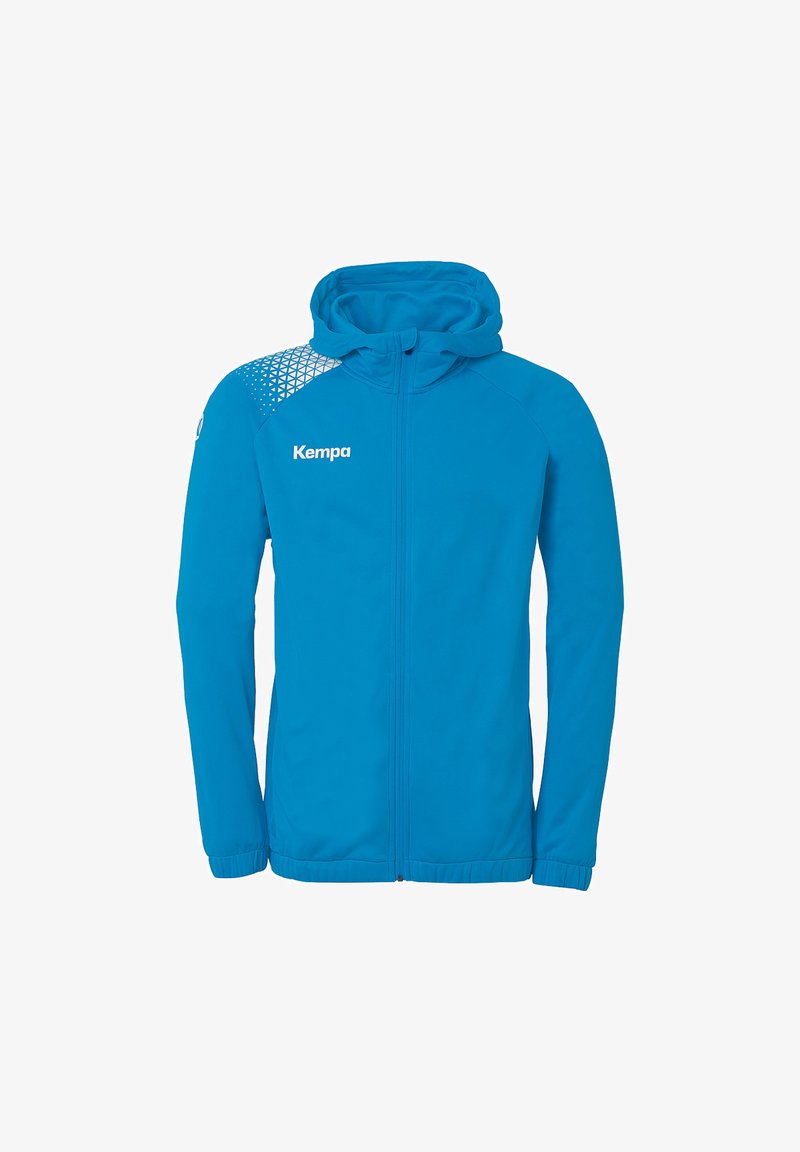 Blauwe capuchonjas met een ritssluiting aan de voorkant, gemaakt van lichtgewicht materiaal. Heeft een ruitpatroon op één schouder. Logo "Kempa" prominent weergegeven.