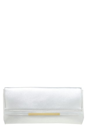 Käsilaukku kiiltävästä valkoisesta materiaalista, jossa on taitettavan muotoilun, edessä kultainen koristeellinen raita. Tasainen pinta, suorakulmainen muoto.