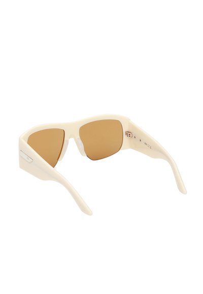Gafas de sol con montura color crema, lentes marrones, diseño angular y varillas delgadas. Detalle de hardware notable en el lateral.