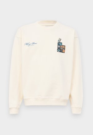 Sweatshirt à col rond de couleur crème avec le texte bleu "Filling Pieces" sur la poitrine gauche et un graphique d'enceintes vintage empilées sur la poitrine droite.