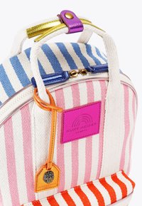 Zaino a righe bianco, blu, rosa e arancione con texture a spina di pesce. Caratterizzato da accessori metallici e da un distintivo logo rosa.