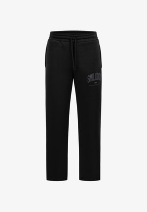 Zwarte casual sweatpants met elastische tailleband, trekkoord, zijzakken en de tekst "Smilodon Essential Sportswear" op de linker dij.
