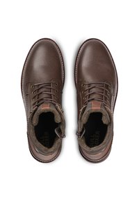Botas de tobillo de cuero marrón con parte superior texturizada, ojales de metal y forro de lana contrastante. Presenta un cierre lateral y detalles de costura.