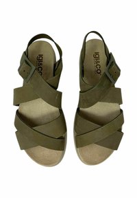 Sandali verde oliva con design a strap incrociato, realizzati in materiale morbido. Presentano una soletta imbottita e una fibbia regolabile per una vestibilità ottimale.