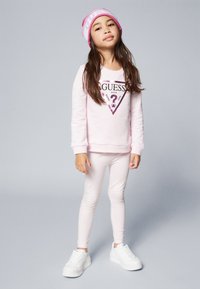 Guess JUNIOR BEANIE HAT UNISEX - Čiapka - caramel rose