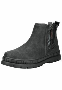 Botines negros de cuero texturizado con cremallera lateral, suela de goma y la marca "BUGATTI" en gris en el lado exterior.