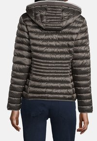 Hladká šedá bunda s vodorovným prošíváním, kapucí a elastickými manžetami. Hladký, lesklý materiál s přiléhavým pasem a mírným elastickým efektem.