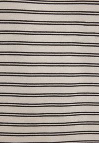 Baumwollstoff mit horizontalen Streifen in Schwarz auf einem beigen Hintergrund, mit einer glatten Textur und gleichmäßiger Verteilung des Musters.