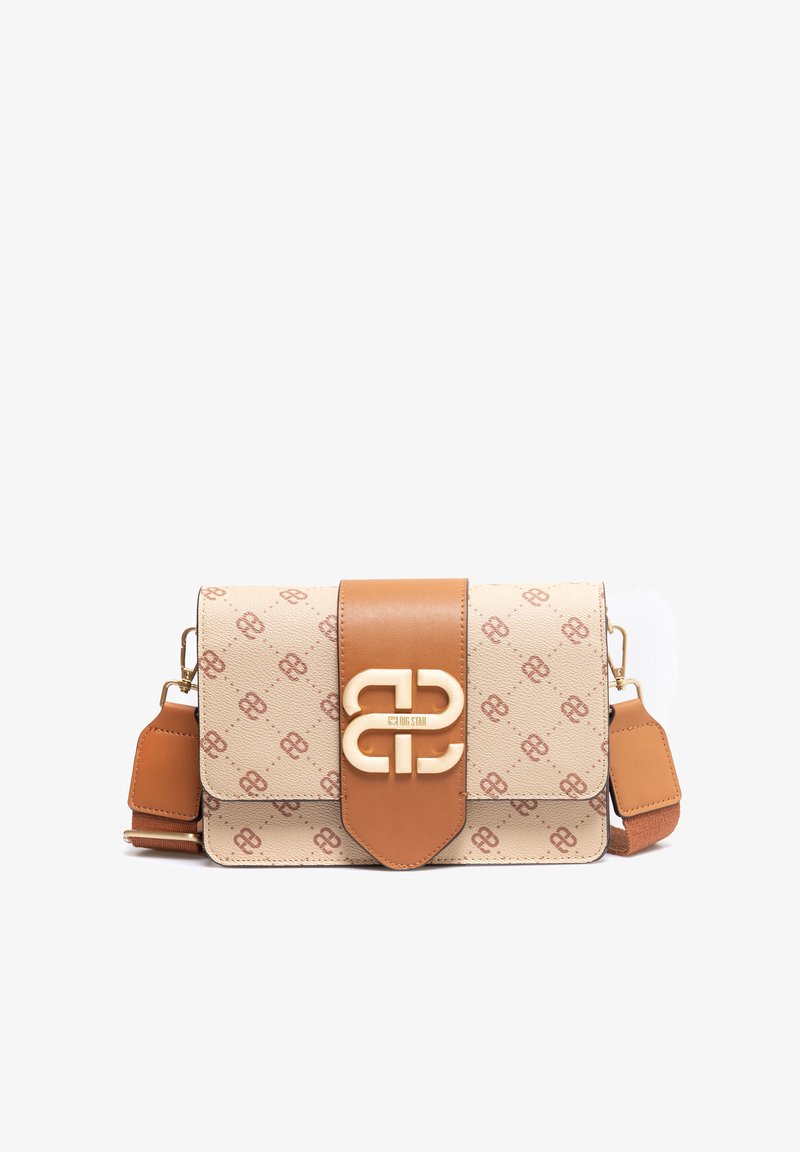 Sac à main tan et beige avec une finition texturée, doté d'un fermoir en métal doré avec un logo, et d'une bandoulière amovible. Design à motifs subtils.