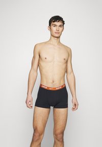 Nike Underwear TRUNK 3 PACK - Boxerbriefs - black/green abyss/laser orange/russet