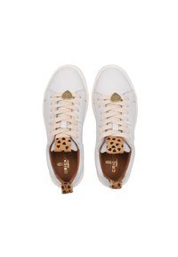 Scarpe sportive bianche con tomaia in pelle liscia, lacci beige, dettagli con stampa leopardata sulla linguetta e logo sulla soletta.
