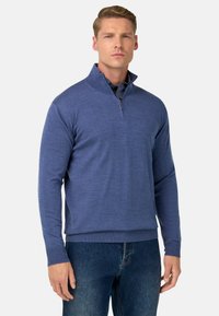 Pull bleu à manches longues avec un col zippé, fabriqué dans un tissu doux et texturé. Présente une coupe décontractée et des poignets et un ourlet côtelés.