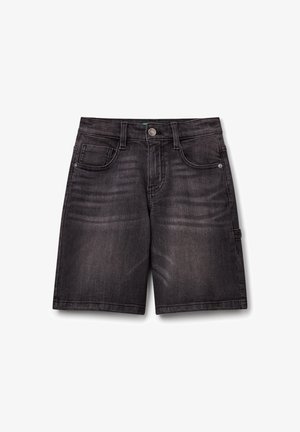 Sorte denimshorts med forlommer, bæltestropper, knaplukning og en hammerstrop på højre side.