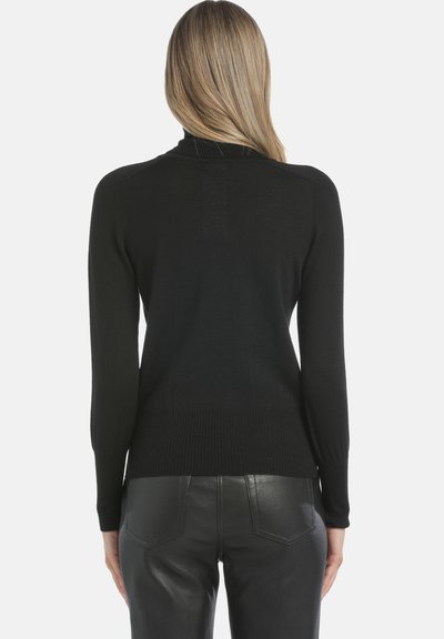 Czarny dziany sweter z długimi rękawami, wysokim kołnierzem i prążkowanym dołem. Miękka tekstura i dopasowany krój, zestawiony z czarnymi skórzanymi spodniami.