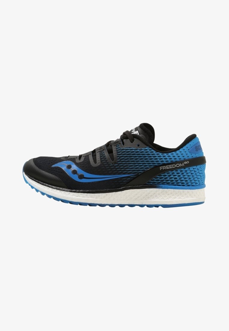 Chaussure de course noire et bleue avec une tige en mesh, un design élégant, une semelle intermédiaire blanche et une semelle extérieure en caoutchouc avec un motif texturé.
