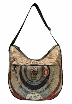 Kabelka ve stylu hobo vyrobená z látky s kruhovými vzory v přírodních tónech, obsahující kapsu na zip a černé kožené detaily.