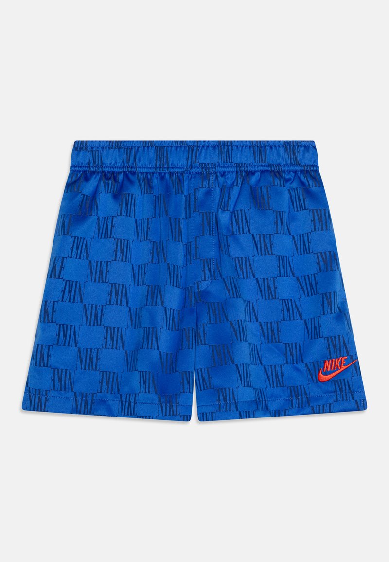 Modré športové šortky s elastickým pásom, s opakujúcim sa čiernym vzorom loga "NIKE" a oranžovým akcentom v tvare swoosh "NIKE".