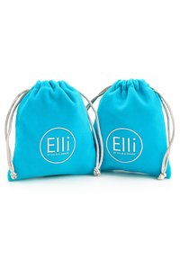 Turkusowe bawełniane torby na sznurki z srebrnymi detalami, z okrągłym białym logo, które mówi "Elli by Julie & Grace."