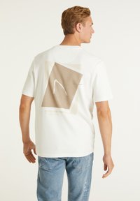 CHASIN' ARGON - Print T-shirt - off white
