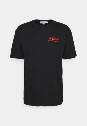 T-shirt noir à manches courtes avec un motif rouge et le texte "Les Benjamins" sur la partie supérieure gauche de la poitrine et un col rond.