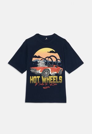 Tamsiai mėlynas marškinėliai su raudonos mašinos grafika, papuošta liepsnos dekoro, saulėlydžio fonu ir tekstu "HOT WHEELS Sukurta lenktynėms" geltonos ir oranžinės spalvos.