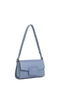 Borsa a tracolla in pelle sintetica blu chiaro con forma rettangolare, hardware dorato e una patta anteriore con chiusura a scatto. Include una tracolla regolabile.