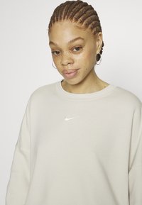 Nike Sportswear CREW - Sweatshirt - lt orewood brn/(sail)