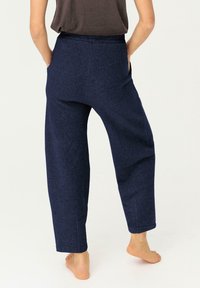 Marineblauwe, brede broeken met een gestructureerde afwerking en zijzakken, met een hoge tailleband en strakke, rechte zoom.