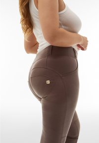 Freddy PUSH UP VITA ALTA IN SEMI LUCIDA - Pantalones - french roast