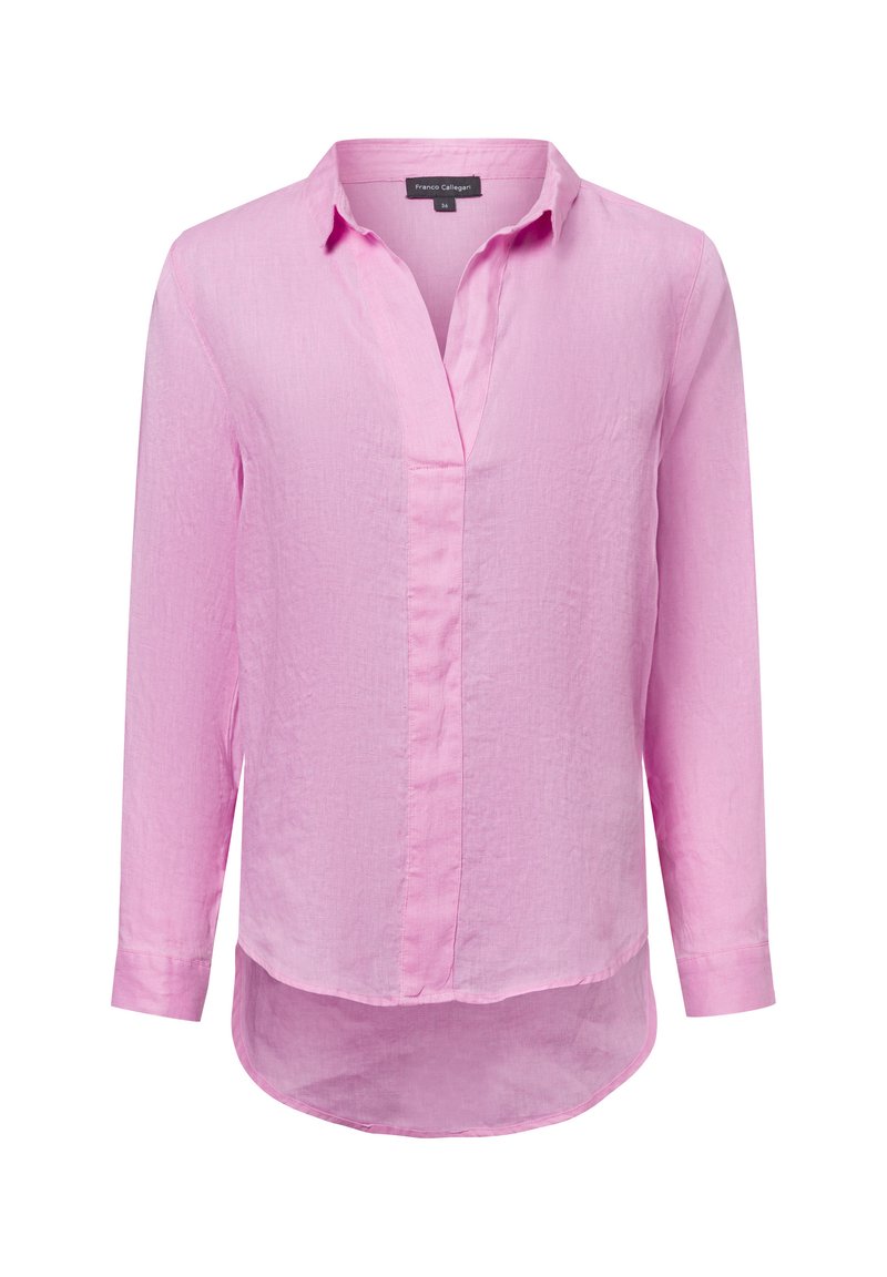 Roze blouse met lange mouwen, V-hals, knoopsluiting en afgeronde zoom. Gemaakt van lichte stof met een licht gekreukelde textuur.