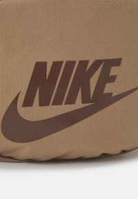 Nike Sportswear HERITAGE WAISTPACK UNISEX - Bolsa de cintura - dark driftwood/dark driftwood/cacaowow