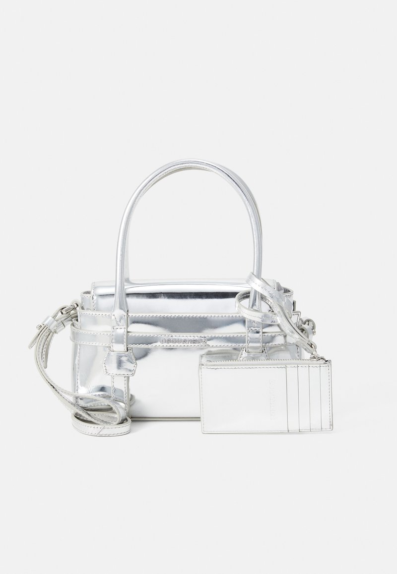 Silvermetallisk handväska med två handtag, avtagbar rem, slät yta, dragkedjestängning och fäst korthållare. Kompakt design.