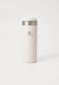 Gobelet de voyage en acier inoxydable avec une finition mate rose doux, un couvercle blanc et un logo Stanley gravé. Forme cylindrique, design élégant.