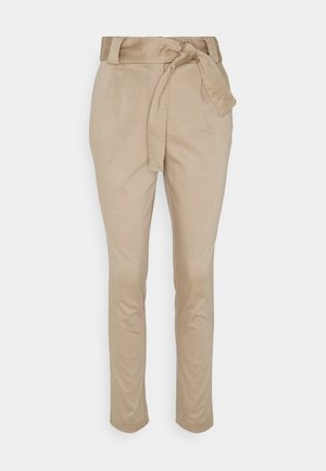 Pantalones beige de talle alto y corte estrecho, con trabillas para cinturón y un cinturón de tela a juego, con pliegues en la parte frontal de la cintura.