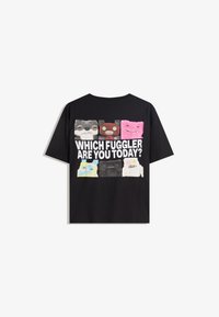 Tricou negru cu un colaj de ilustrații colorate cu monștri și textul „CE FUGGLER EȘTI ASTĂZI?” scris cu litere albe îndrăznețe.