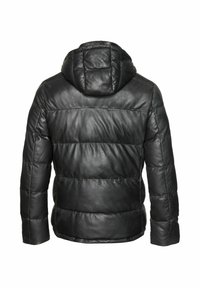 Zwarte leren pufferjack met een capuchon, voorzien van een gewatteerd ontwerp, horizontale naden en een gladde, glanzende textuur.