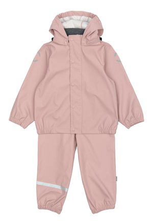 Ensemble de pluie deux pièces rose pour enfants avec veste à capuche, poignets élastiques et bandes réfléchissantes sur les manches et les jambes.