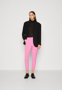 b.young BYDanta - Chino - super pink