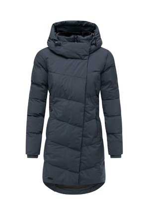 Donkerblauwe pufferjas met een hoge capuchon, doorgestikte stijl, lange mouwen en ribbelmanchetten. Voorzien van een asymmetrische ritsluiting aan de voorkant.