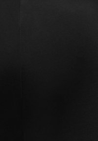 Sort stof med en glat tekstur, der viser en ensfarvet farve. Har en søm, der løber lodret, hvilket giver et simpelt og minimalistisk design.