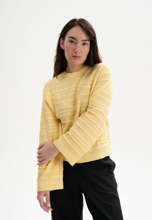 Geel gebreid sweater met horizontale strepen, ronde hals en lange mouwen. Het materiaal lijkt lichtgewicht, gestructureerd en iets oversized.