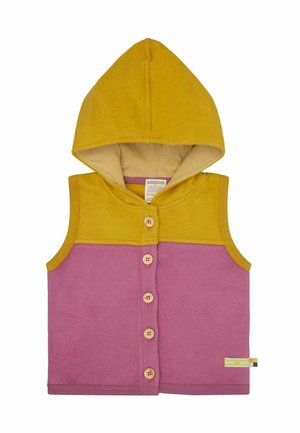 Mouwloze kinderhoodie met gele capuchon en bovenstuk, roze onderstuk en houten knopen aan de voorkant.