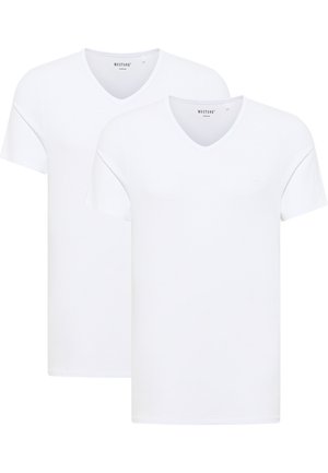 Deux t-shirts en coton blanc à col en V. Manches courtes et texture lisse. Marquage minimal sur le haut à gauche de chaque t-shirt.