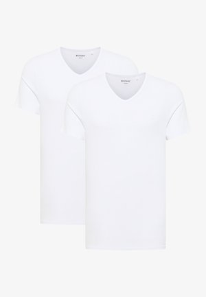 Divi baltie kokvilnas T-krekli ar V veida kakla izgriezumu. Īsas piedurknes un gluda tekstūra. Minimāla zīmola identifikācija katra krekla augšējā kreisajā stūrī.