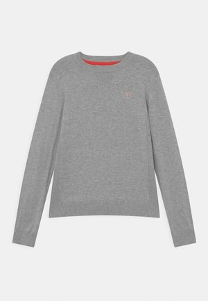 Harmaa neule, jossa on pitkät hihat, pyöreä pääntie ja ribbireunat. Siinä on pieni kolmiomainen logopatch rinnan kohdalla ja punainen sisäpääntie.