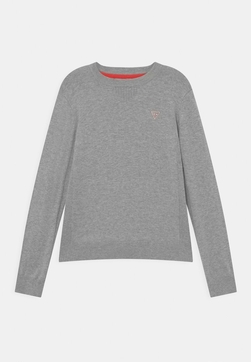 Grauer Pullover mit langen Ärmeln, Rundhalsausschnitt und gerippten Bündchen. Verfügt über ein kleines dreieckiges Logopatch auf der Brust und einen roten Innenhalsausschnitt.