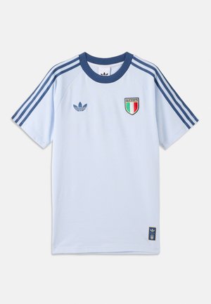 Lyseblå Adidas sportstrøje med mørkeblå striber på ærmerne, italiensk flagpatch på brystet og Adidas-logo på fronten og nederste kant.