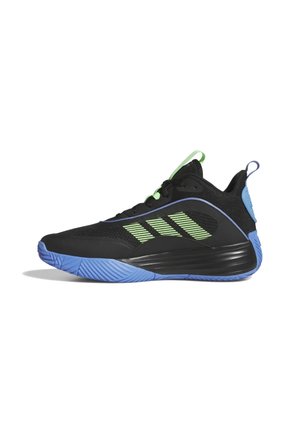 Chaussure de sport noire avec semelle bleue, accents verts, trois bandes vertes sur le côté et languettes de traction au talon et à la languette.